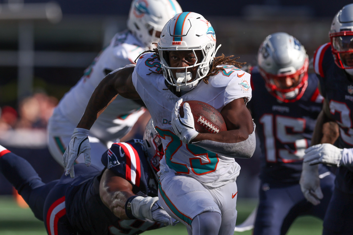 Oct 6, 2024; Foxborough, Massachusetts, USA; Miami Dolphins running back Jaylen Wright (25) runs the ball during the second half against the New England Patriots at Gillette Stadium.