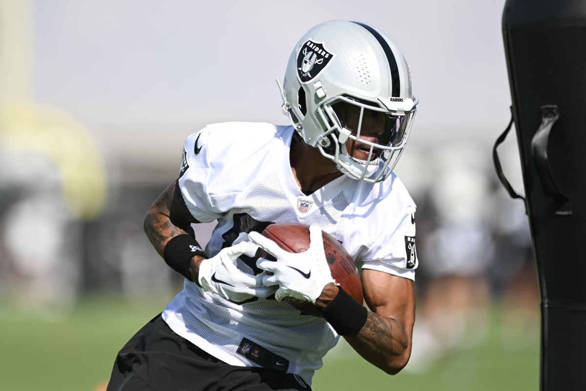 Las Vegas Raiders wide receiver Keelan Cole (84) warms up before