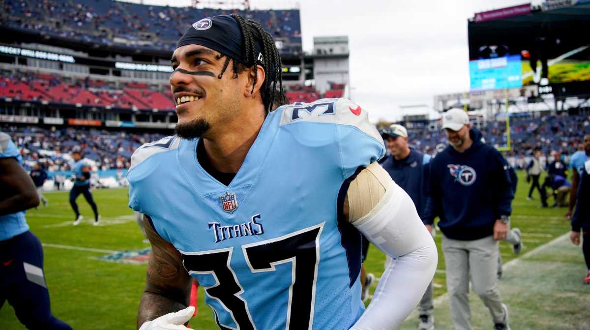 New Orleans, USA. 10th Sep, 2023. A Tennessee Titans fan shows off