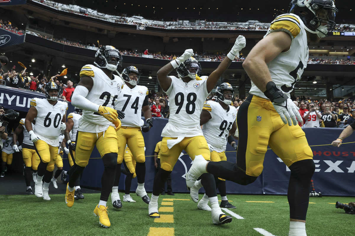 Pittsburgh Steelers and Green Bay Packers fans watch Super Bowl