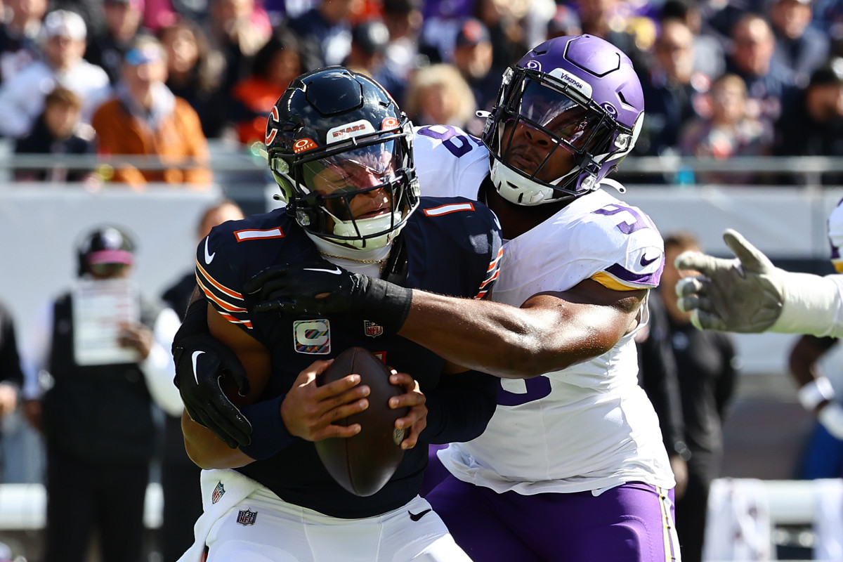 Bears QB Justin Fields Injured During Vikings Matchup