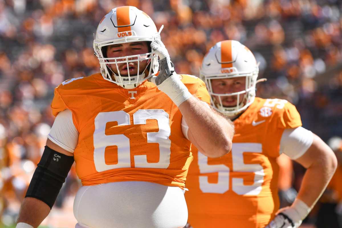 Vols' center Cooper Mays leaves game against Vanderbilt with an injury - A  to Z Sports