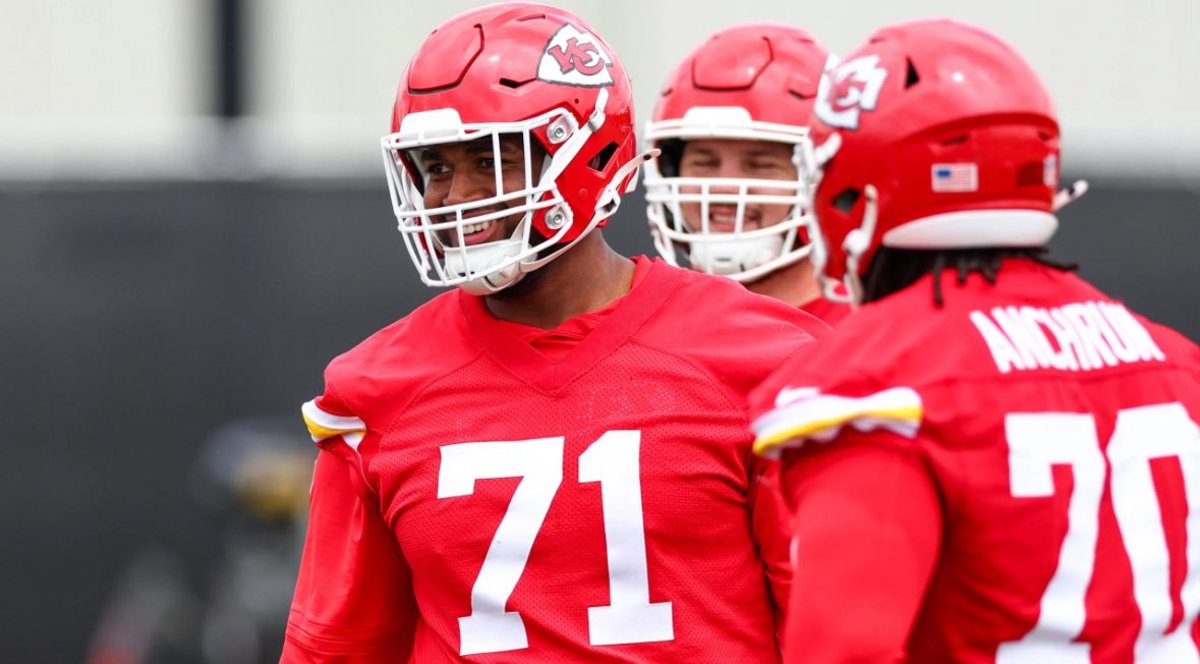 Josh Simmons proves he's different in 1-on-1 against rookie teammate at  Chiefs training camp