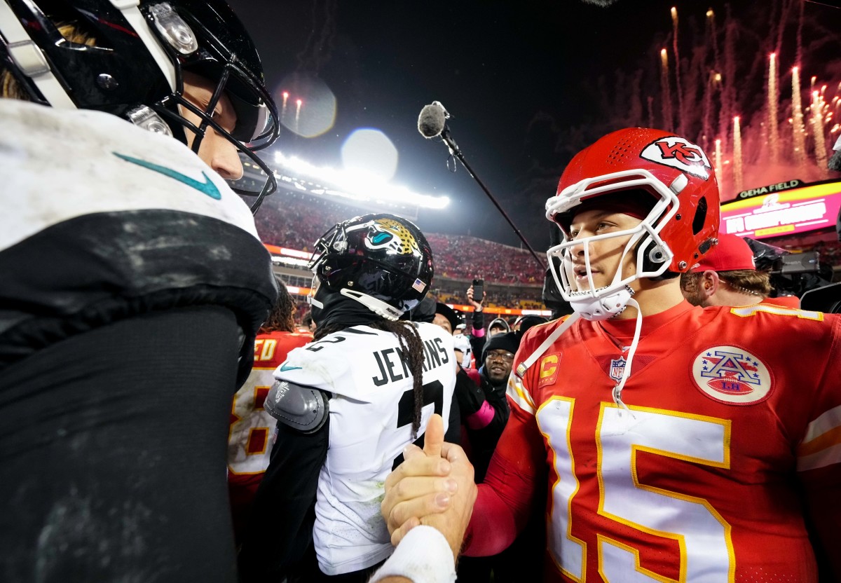  Kansas City Chiefs quarterback Patrick Mahomes (15) meets with Jacksonville Jaguars quarterback Trevor Lawrence (16) after an AFC divisional round game