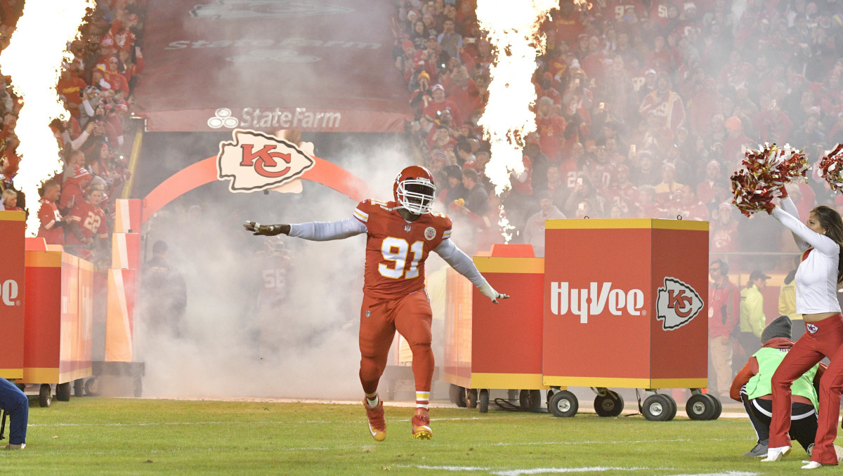 Dec 16, 2017; Kansas City, MO, USA; Kansas City Chiefs outside linebacker Tamba Hali (91) runs onto the field before the game against the Los Angeles Chargers at Arrowhead Stadium.