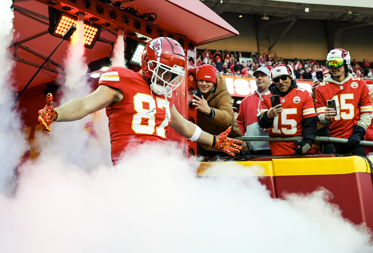 Chiefs tight end Travis Kelce (87) takes the field prior to a game against the Las Vegas Raiders at GEHA Field at Arrowhead Stadium.