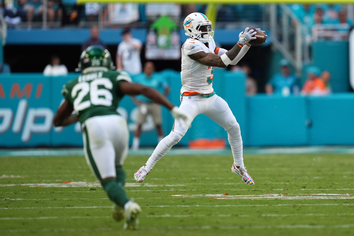 Miami Dolphins wide receiver Odell Beckham Jr. (3) makes a catch against the New York Jets during the second half at Hard Rock Stadium.