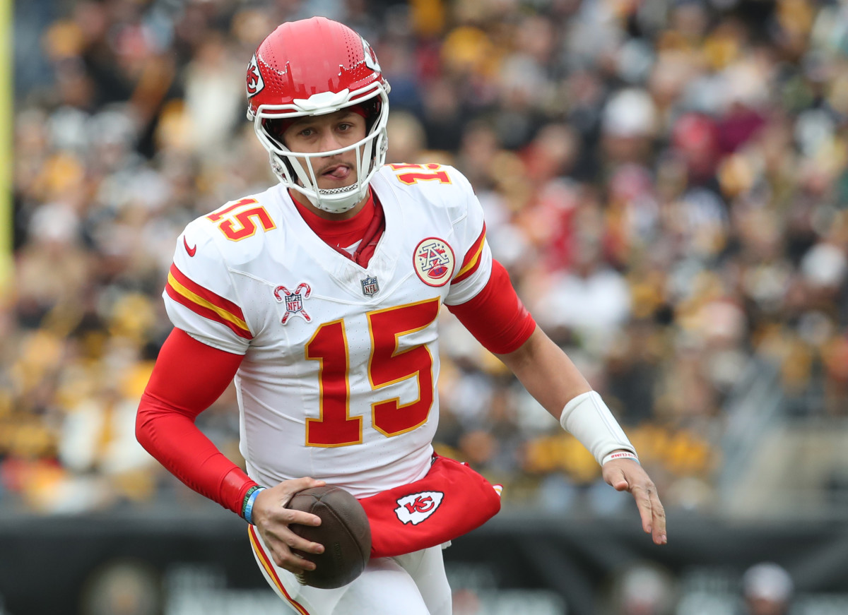 Dec 25, 2024; Pittsburgh, Pennsylvania, USA; Kansas City Chiefs quarterback Patrick Mahomes (15) runs with the ball against the Pittsburgh Steelers during the first quarter at Acrisure Stadium.