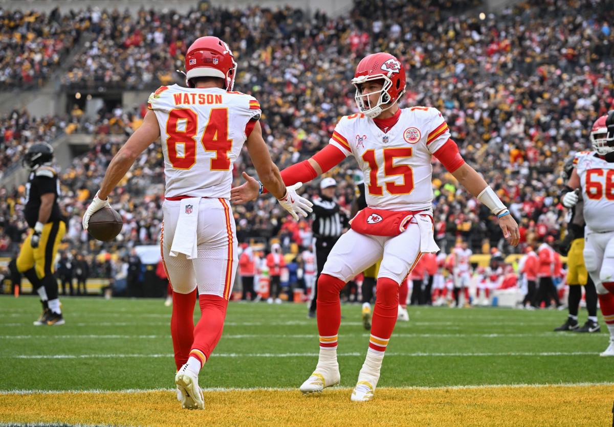 Chiefs wide receiver Justin Watson (84) celebrates an 11-yard touchdown with quarterback Patrick Mahomes (15)