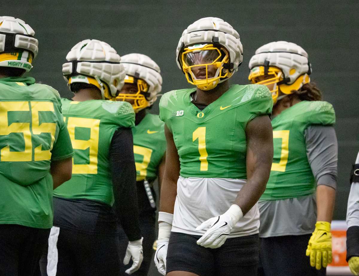 Oregon recruits get a taste of Ducks football as they participate in