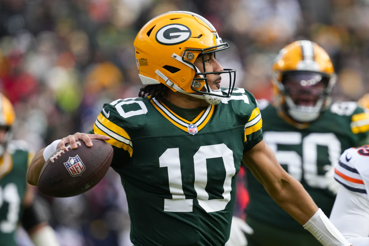 Green Bay Packers quarterback Jordan Love (10) throws a pass during the first quarter against the Chicago Bears at Lambeau Field.