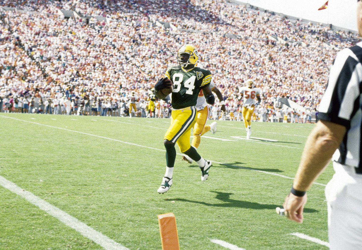 Green Bay Packers receiver Sterling Sharpe (84) scores a touchdown against the Tampa Bay Buccaneers at Tampa Stadium. 