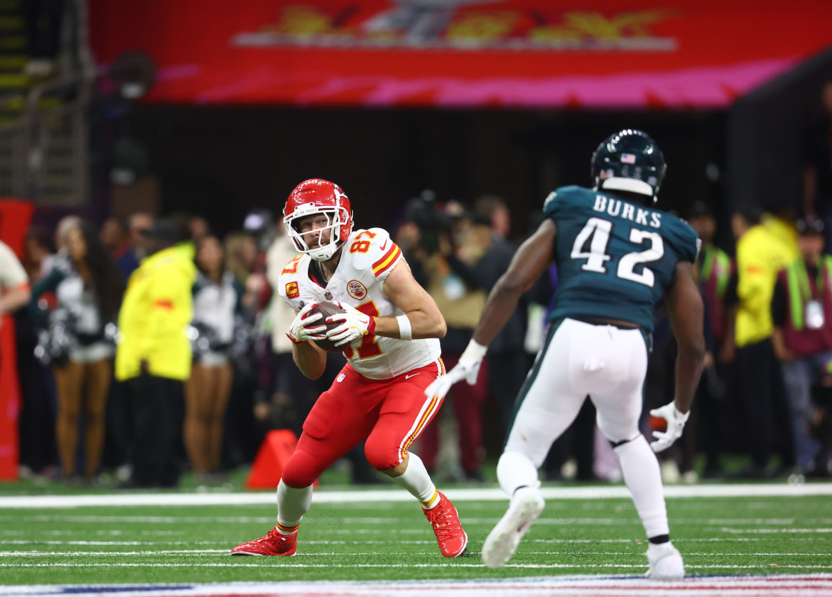 Chiefs tight end Travis Kelce (87) catches a pass against Philadelphia Eagles linebacker Oren Burks (42) in the fourth quarter in Super Bowl LIX