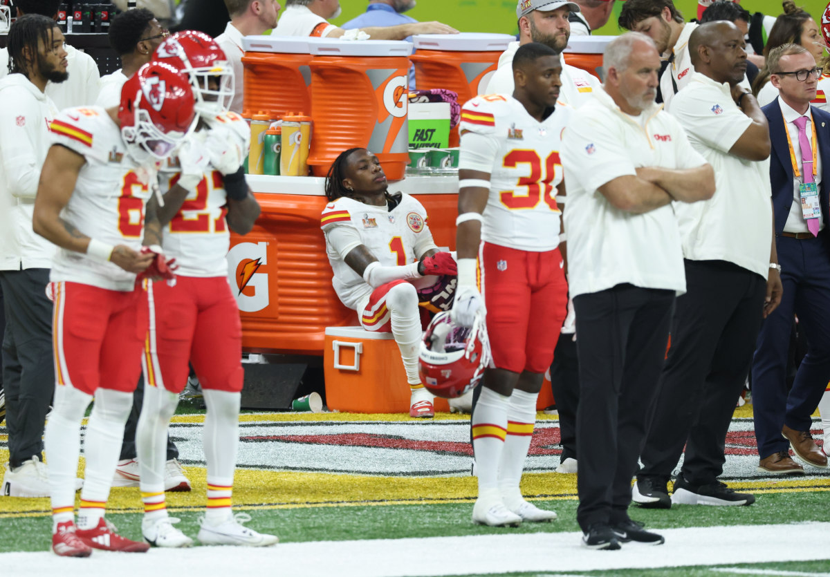 Feb 9, 2025; New Orleans, LA, USA; Kansas City Chiefs players including Kansas City Chiefs wide receiver Xavier Worthy (1) react from the sideline in the fourth quarter against the Philadelphia Eagles in Super Bowl LIX at Ceasars Superdome.