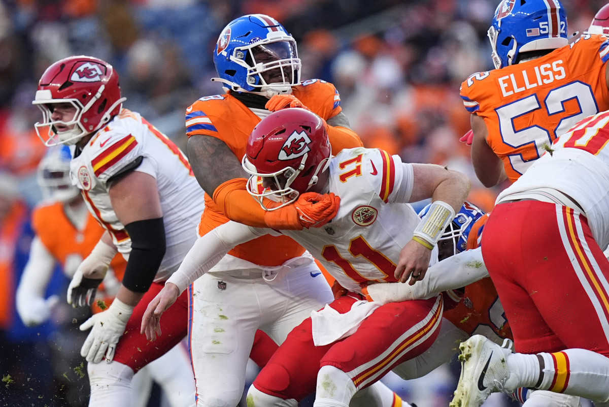 Broncos defensive end John Franklin-Myers (98) hits Chiefs quarterback Carson Wentz (11)