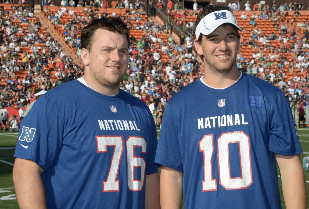 New York Giants guard Chris Snee (76) and quarterback Eli Manning (10) pose at Ohana Day for the 2013 Pro Bowl at Aloha Stadium. 