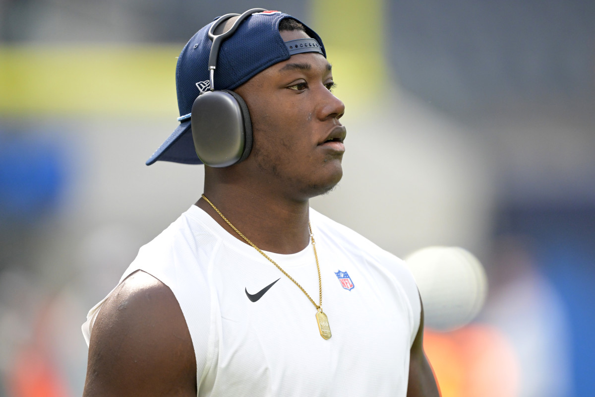 Tennessee Titans linebacker Kenneth Murray Jr. (56) warms up prior to the game against the Los Angeles Chargers at SoFi Stadium. Jayne Kamin-Oncea-Imagn Images