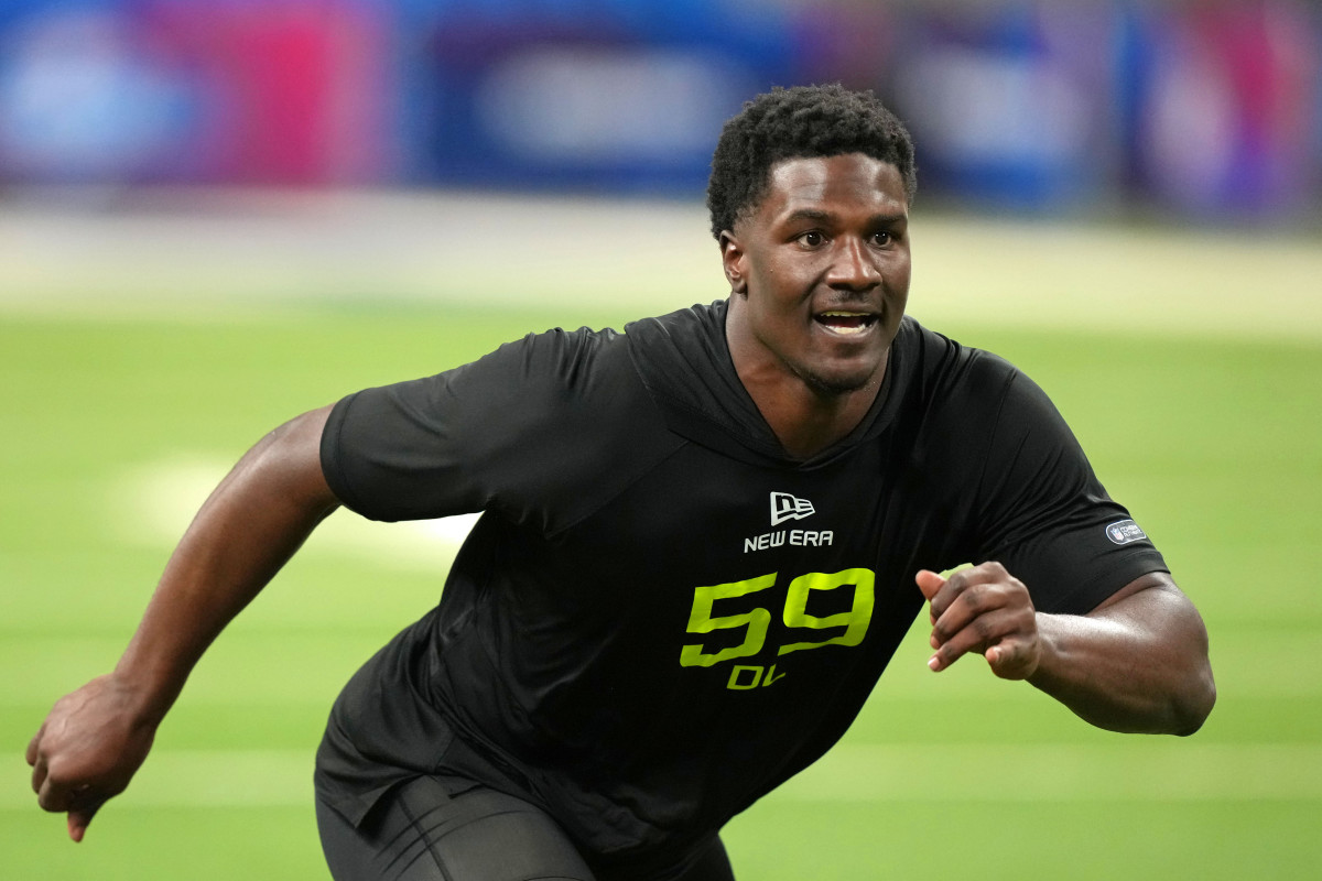 Tennessee defensive lineman James Pearce (DL59) participates in drills during the 2025 NFL Combine at Lucas Oil Stadium.