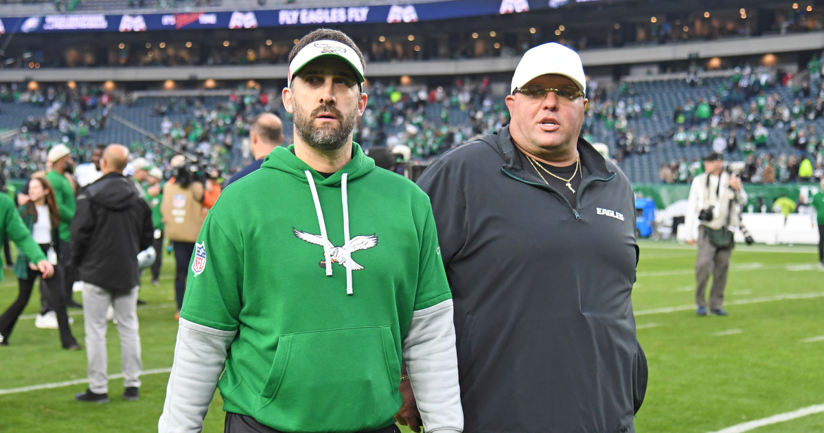 The Eagles officially shake up their struggling offense, turning to a fresh voice on the headset as they fight to regain momentum in a crucial Week 13 showdown against Chicago.D