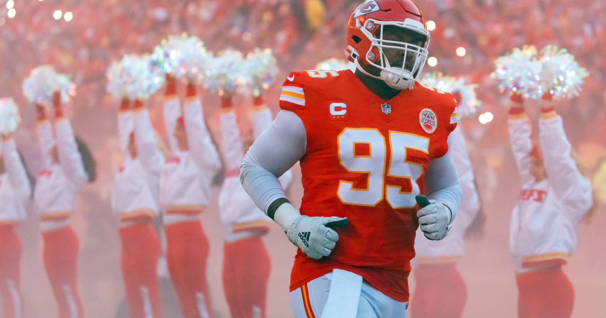 Jaylon Moore's experience with Chiefs DT Chris Jones reminds the NFL world that he's the league's most versatile defensive lineman - A to Z Sports