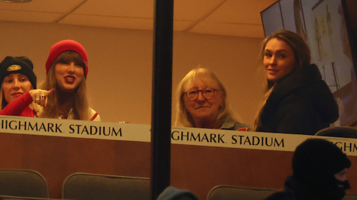 Swifties spot an incredible connection between Kylie Kelce’s 2025 Halloween costume and Taylor Swift