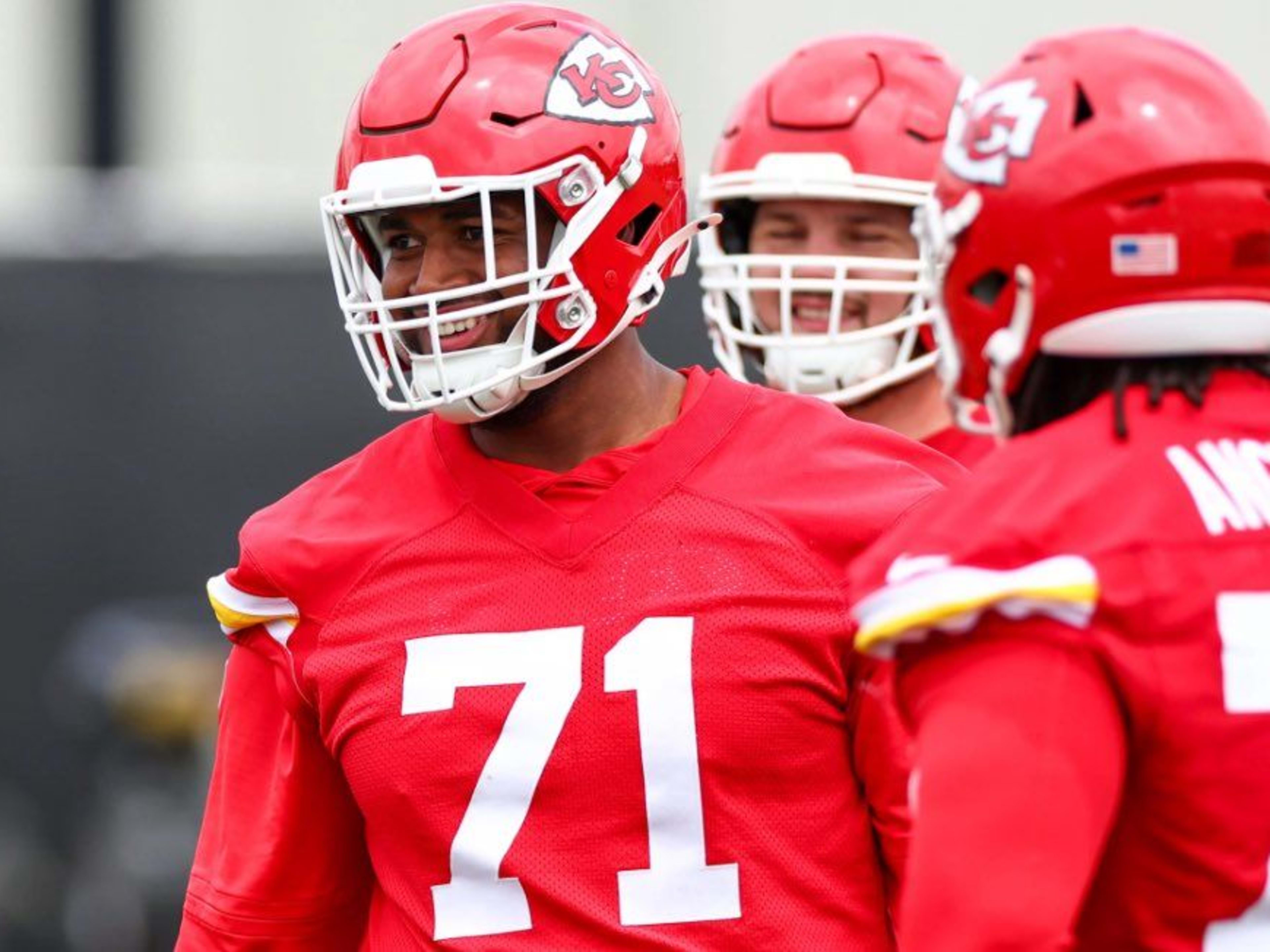 Josh Simmons proves he's different in 1-on-1 against rookie teammate at  Chiefs training camp - A to Z Sports