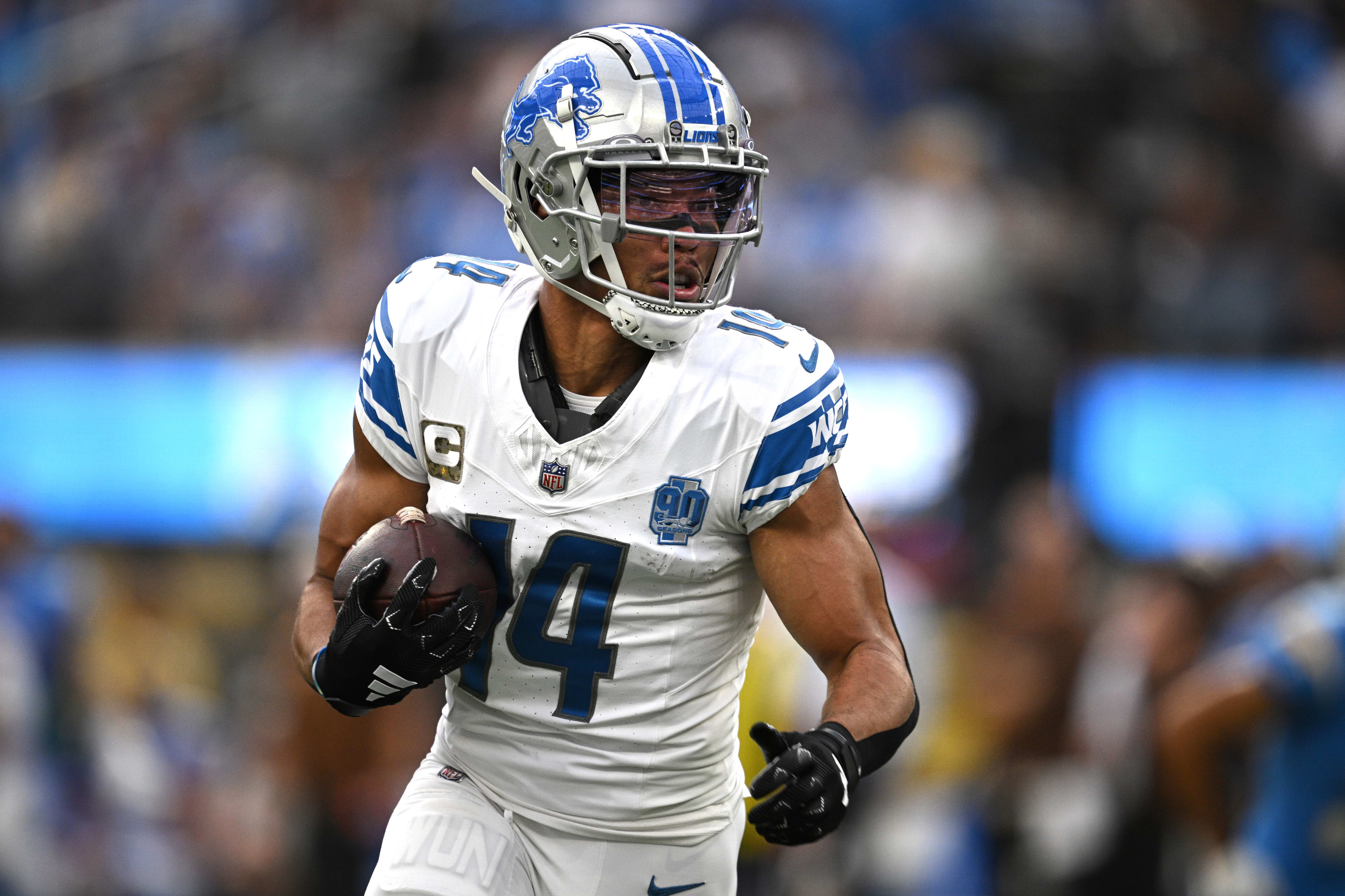 LATEST NEWS: Amon-Ra St. Brown sparked controversy in the NFL when he publicly refused to wear an LGBT armband and protested the “WOKE” program right before the game. Not only that, he also openly opposed the “WOKE” program, saying that sports should focus on professionalism and competitive spirit, not “a stage for political propaganda”. St. Brown’s statement immediately sparked a wave of fierce controversy across social networks – supporters called him a “truth teller”, while critics said this action was “disrespectful and divisive”. However, it cannot be denied that Amon-Ra St. Brown has just created a real earthquake in the NFL...
