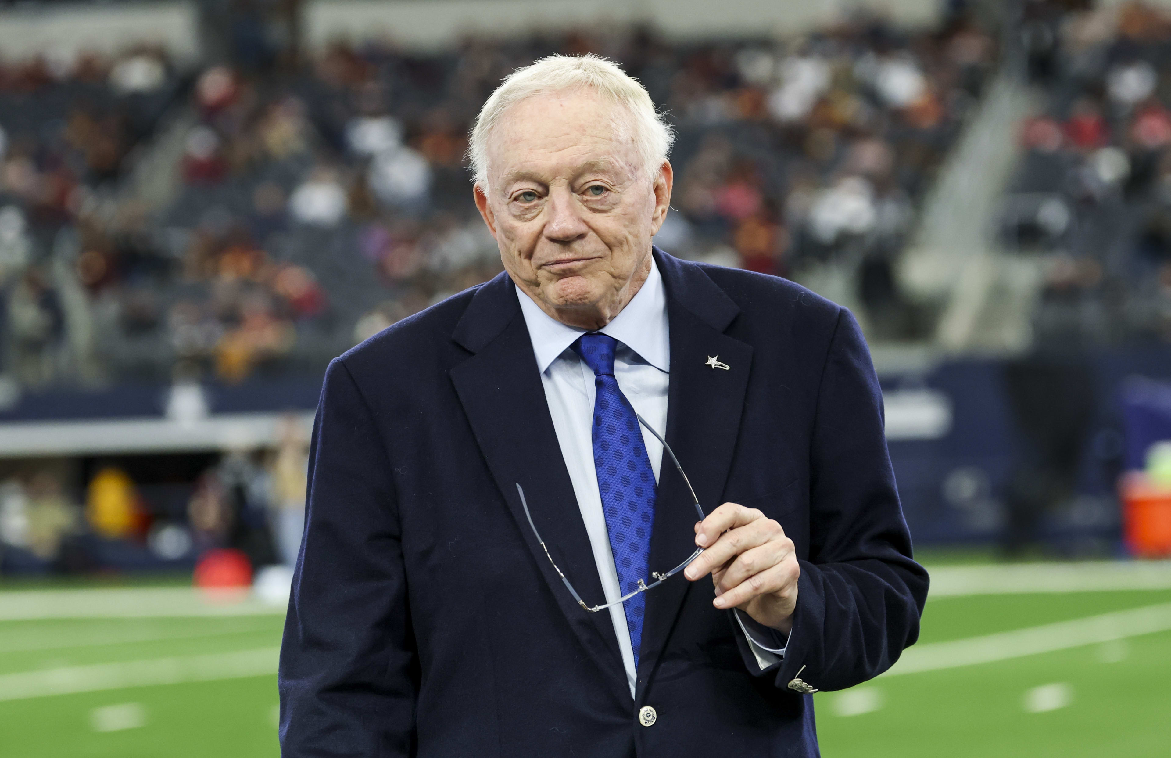 Jerry Jones announces a $5 ticket day for AT&T Stadium, letting thousands of low-income families watch a Dallas Cowboys game for the first time … Fans call it the most beautiful gesture in team history – Media News 48