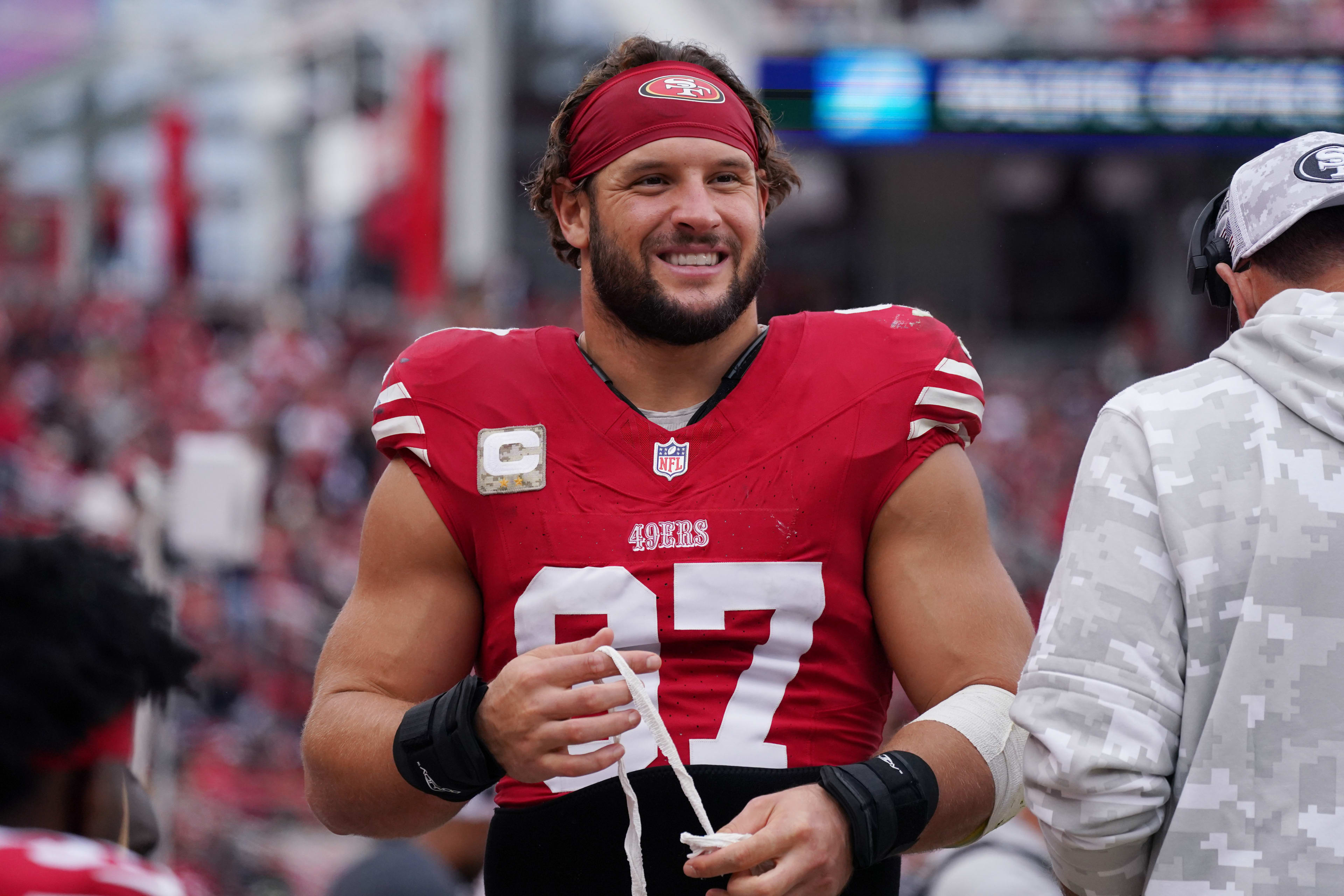 BREAKING NEWS: The entire NFL is shaken after Nick Bosa’s unexpected gesture on a commercial flight! According to many passengers, 49ers star Nick Bosa quietly gave up his first-class seat to a U.S. veteran just minutes before takeoff — but that was only the beginning. What Bosa did next, away from every camera and without saying a word, brought the entire-thang123