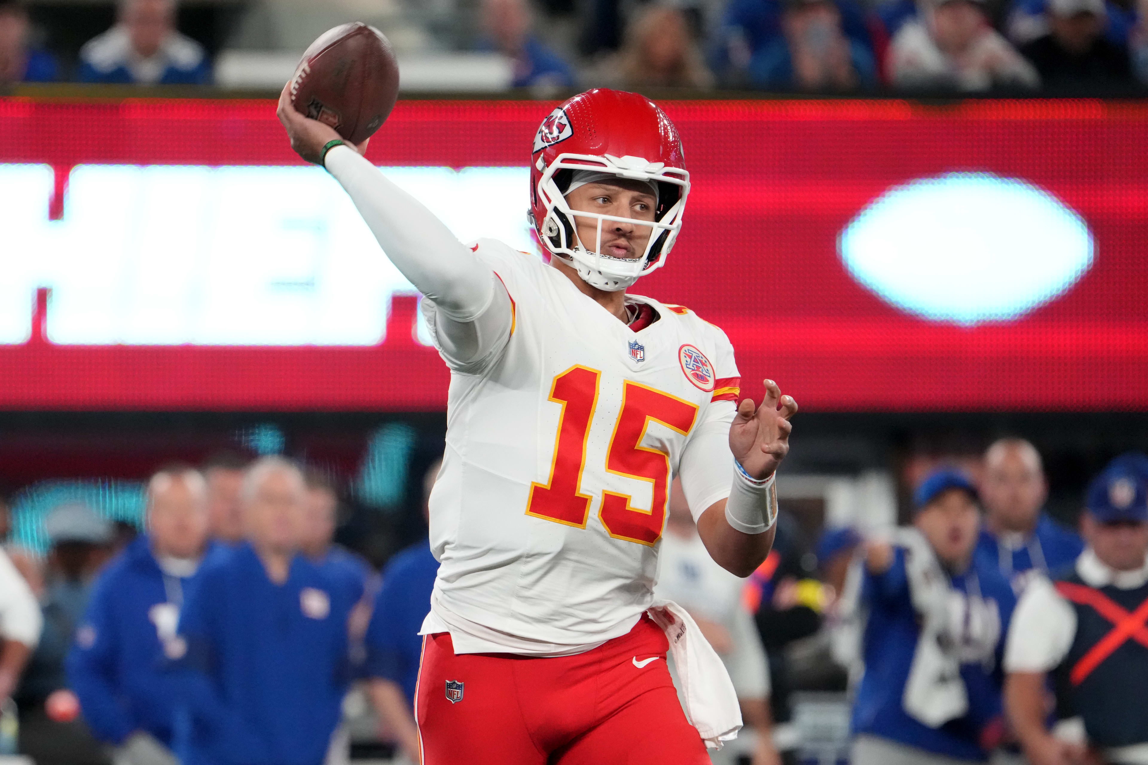 BREAKING NEWS: Patrick Mahomes reveals the key to beating the Ravens – But the Kansas City Chiefs offense has yet to execute it successfully. According to Mahomes, victory can only come when the Kansas City Chiefs offense maintains a steady pace and takes full advantage of the gaps that the Ravens defense leaves. However, what worries fans is that the Chiefs have yet to successfully execute this strategy, as the coordination between Mahomes and...