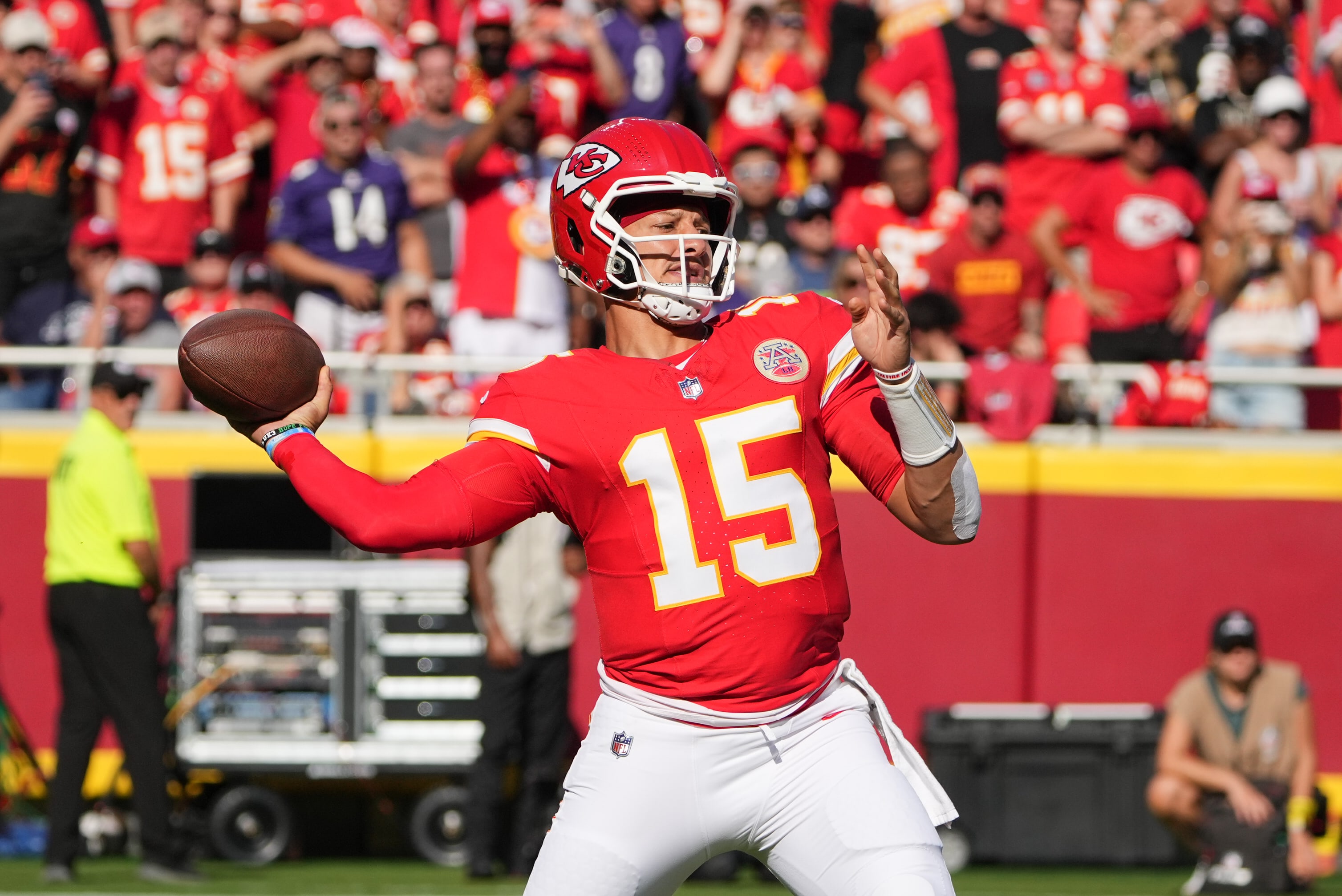 NFL BREAKING: The Kansas City Chiefs' explosive offensive performance against the Ravens showed the important strategic change that Patrick Mahomes has made, affirming his class as one of the best QBs in the league. Not only showing off his accurate passing ability and creative thinking, Mahomes also showed great maturity in reading the game and adjusting the tempo of the attack. It is this change that has helped the Chiefs' offense become more unpredictable than ever...