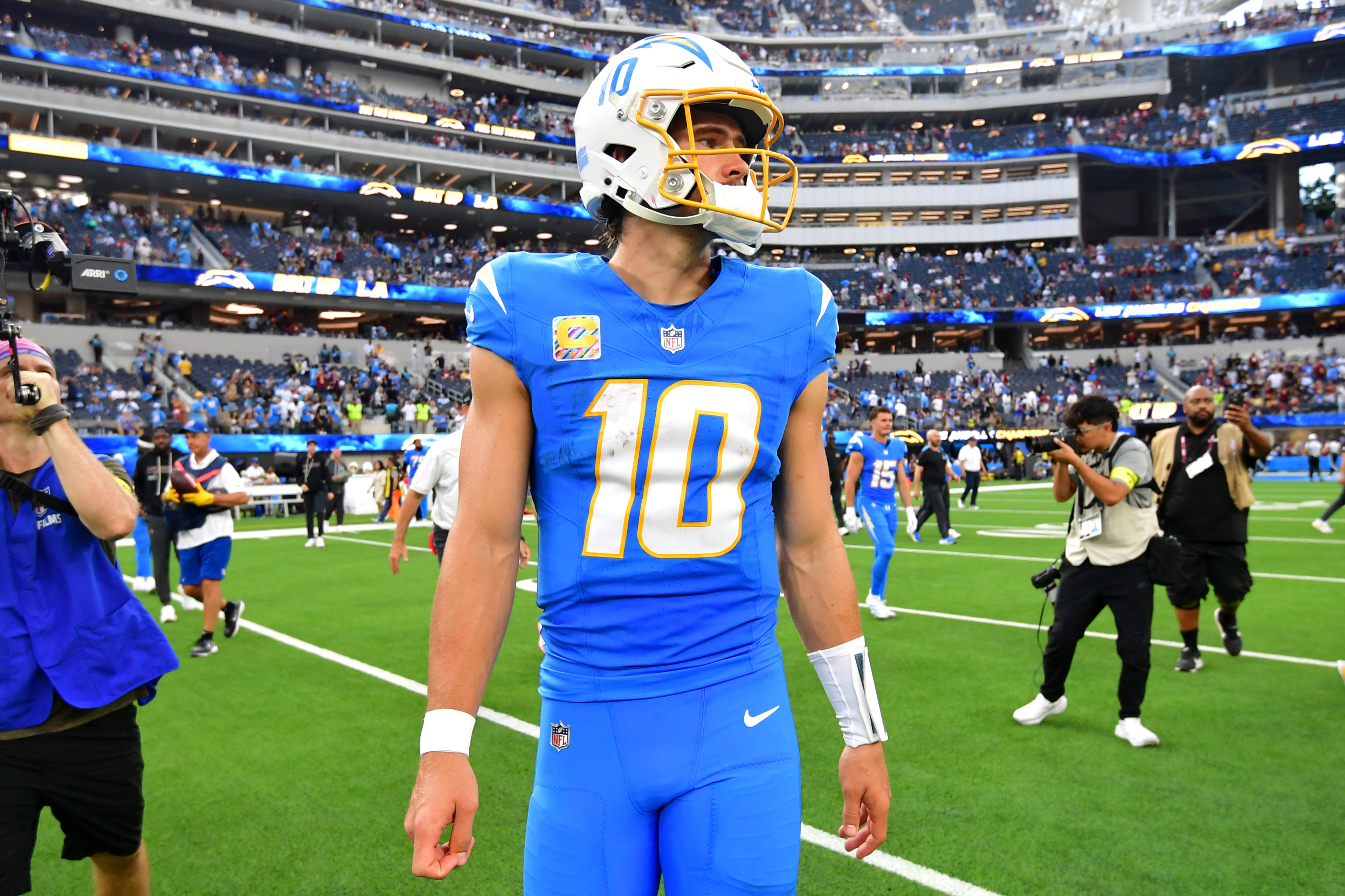 Chargers' latest injury creates a full-blown identity crisis that will  force quarterback Justin Herbert to earn every penny - A to Z Sports