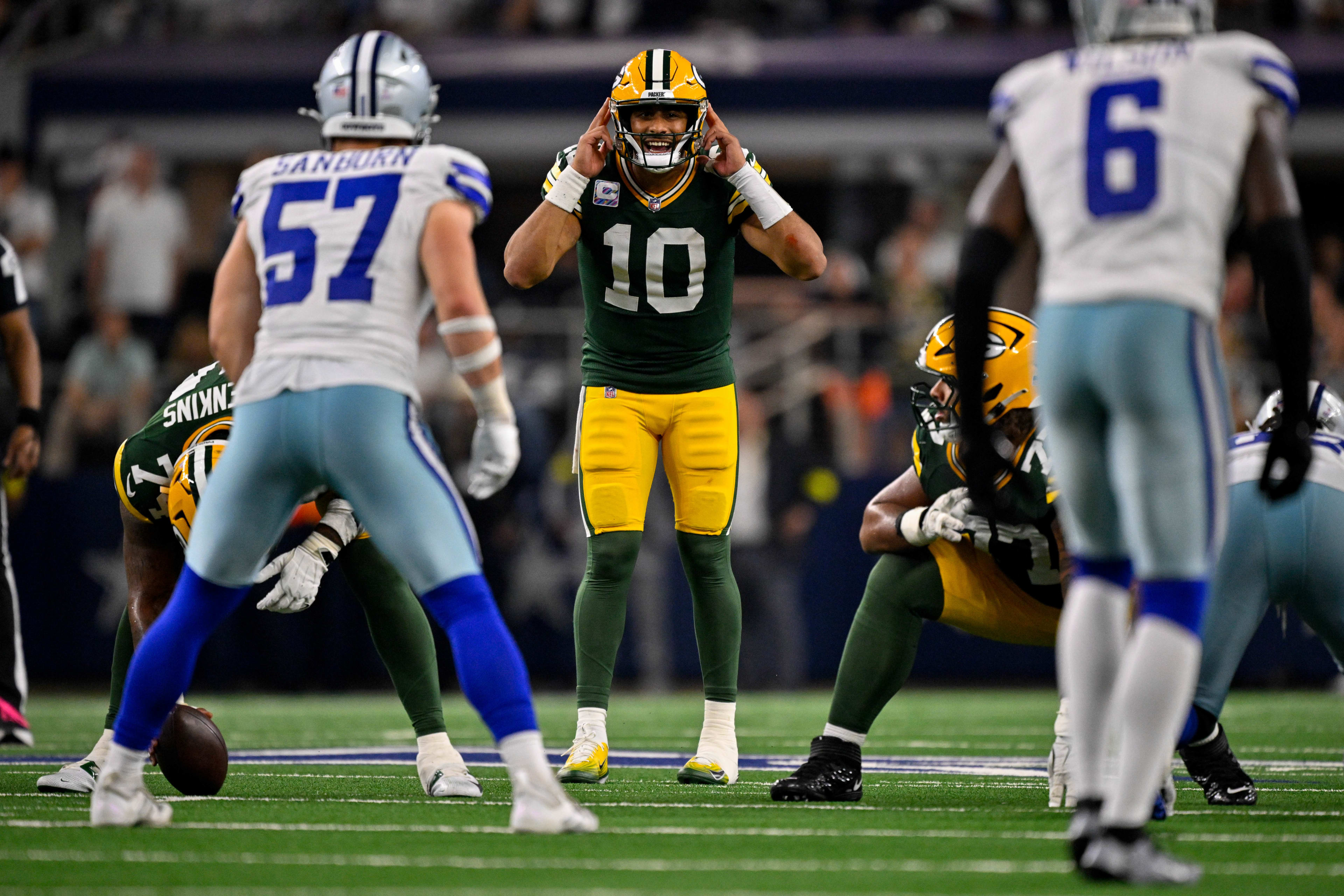 Sep 28, 2025; Arlington, Texas, USA; Green Bay Packers quarterback Jordan Love (10) sets the play against the defense during the game between the Dallas Cowboys and the Green Bay Packers at AT&T Stadium.
