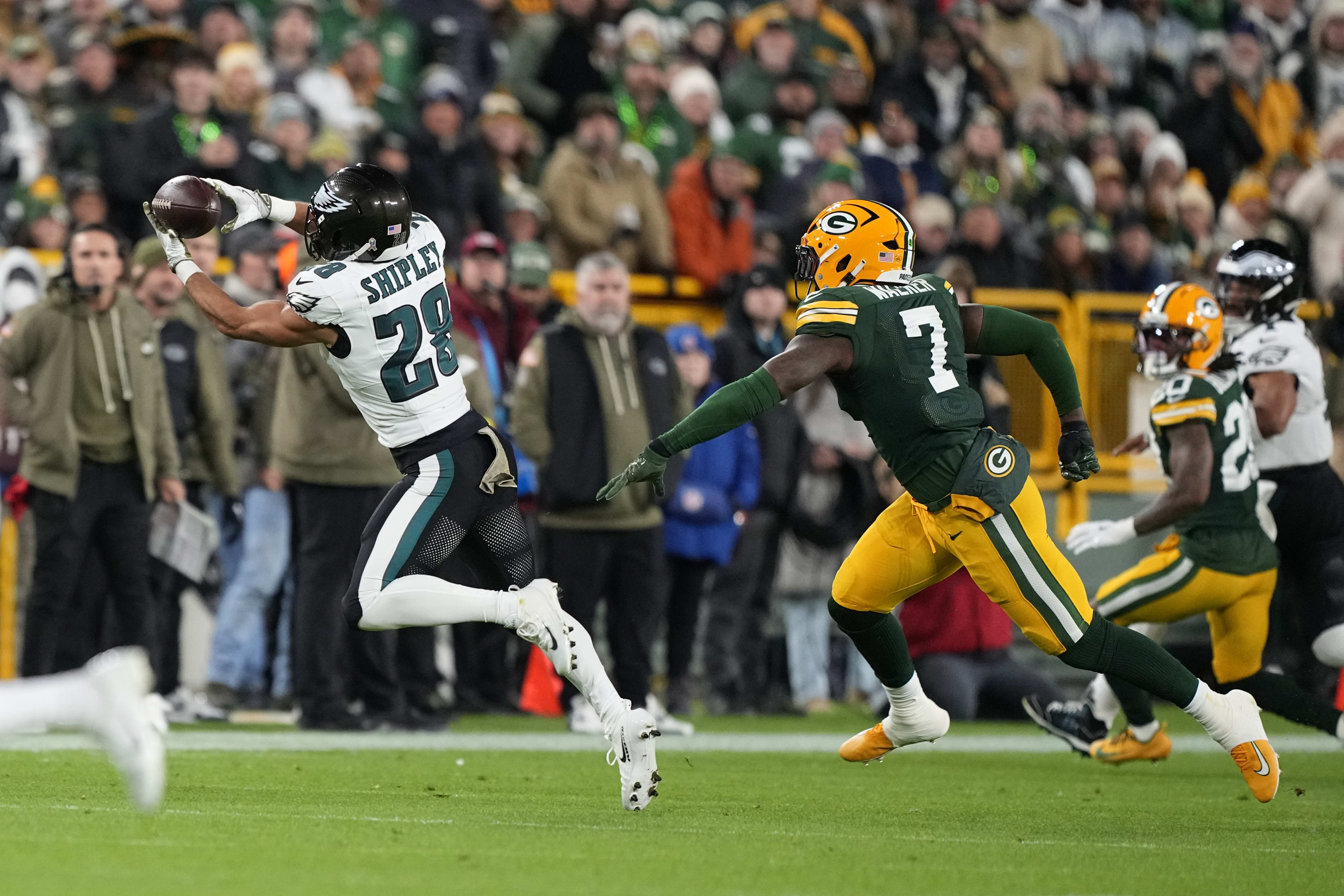 Nov 10, 2025; Green Bay, Wisconsin, USA; Philadelphia Eagles running back Will Shipley (28) makes the catch in front of Green Bay Packers linebacker Quay Walker (7) in the first half at Lambeau Field.
