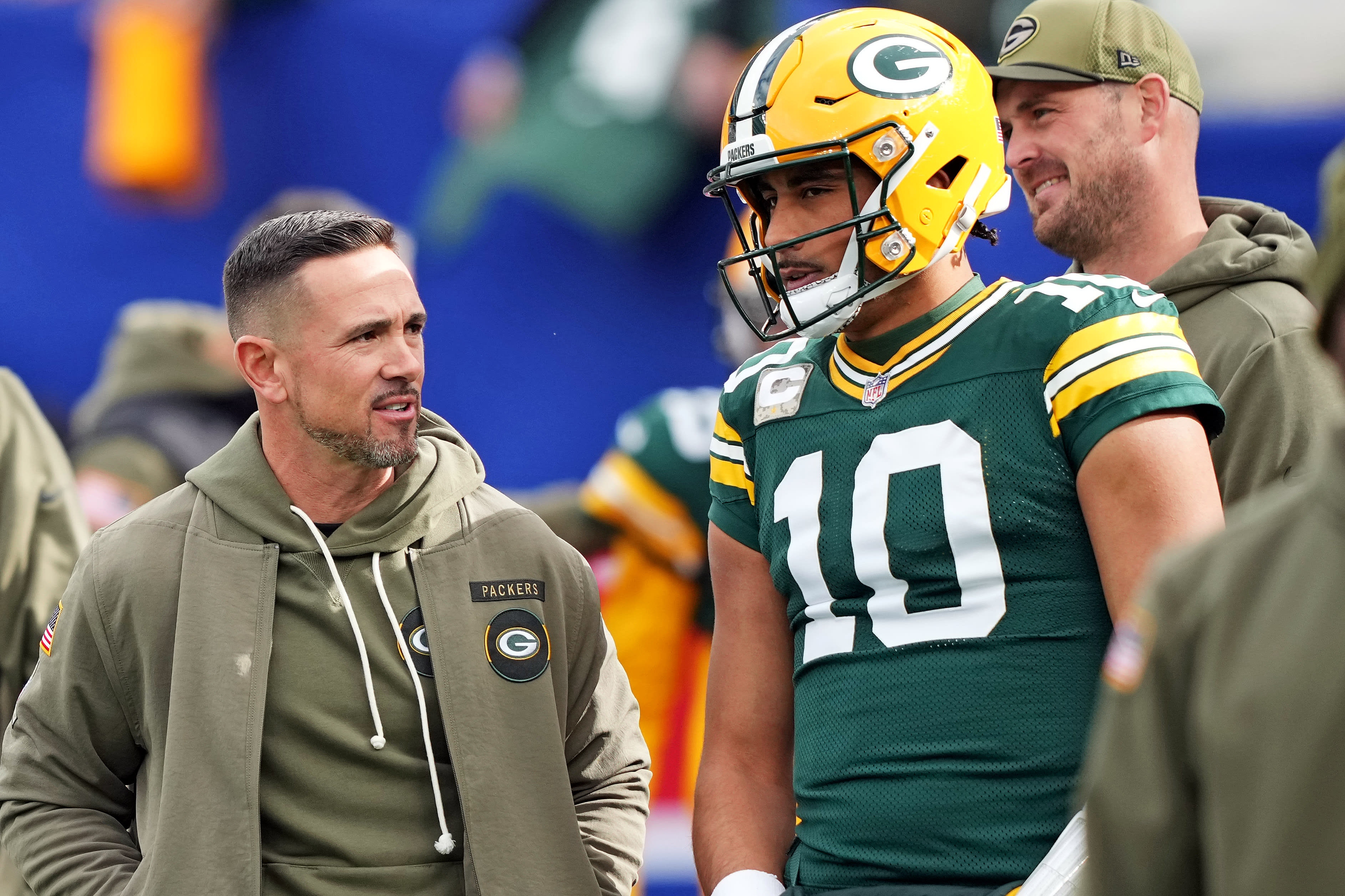 Nov 16, 2025; East Rutherford, New Jersey, USA; Green Bay Packers head coach Matt LaFleur talks with quarterback Jordan Love (10) before the game against the New York Giants at MetLife Stadium. Mandatory Credit: Robert Deutsch-Imagn Images