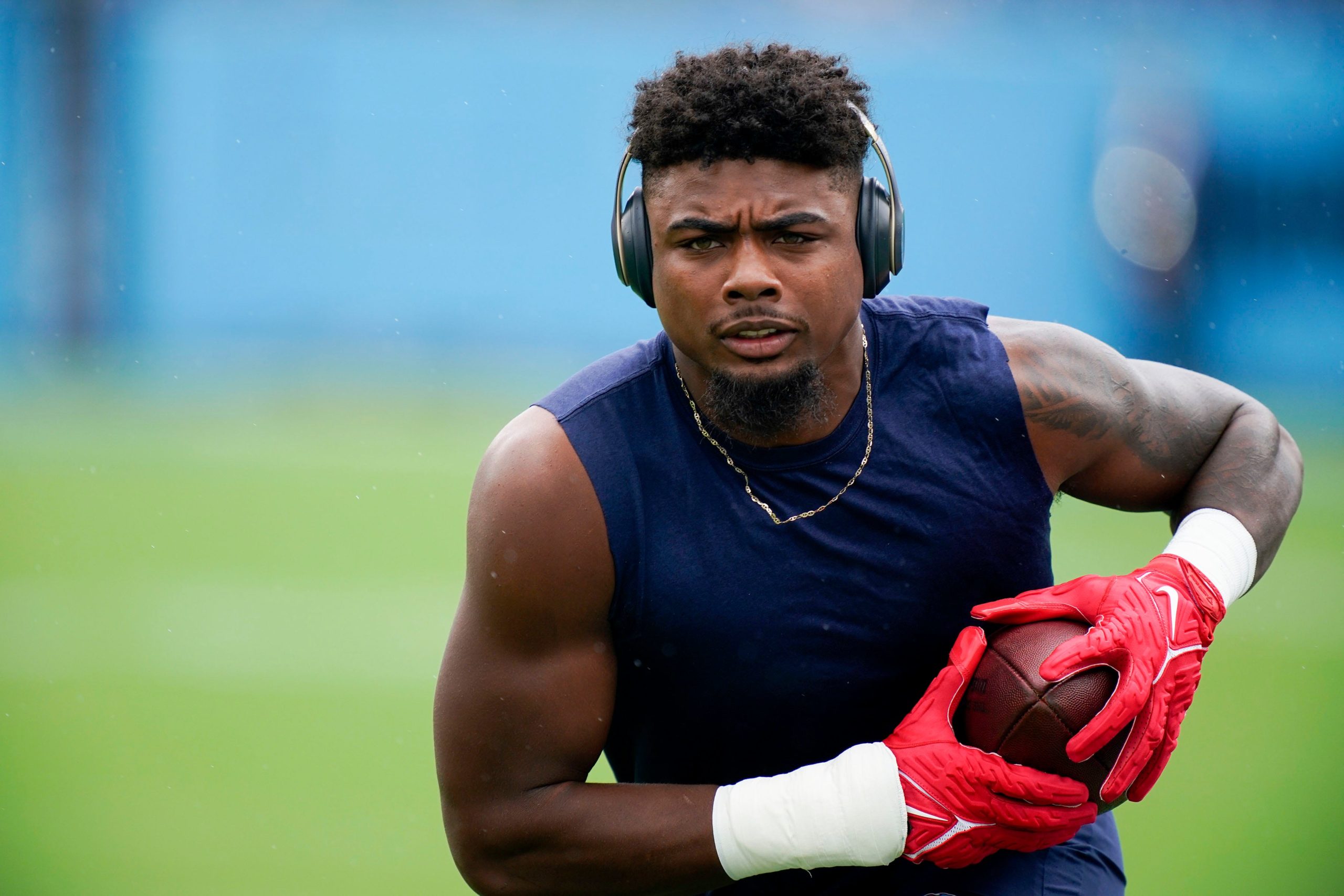 Tennessee Titans wide receiver Treylon Burks (16) warms up before facing the New York Giants during their season opener at Nissan Stadium Sunday, Sept. 11, 2022, in Nashville, Tenn. Nfl New York Giants At Tennessee Titans