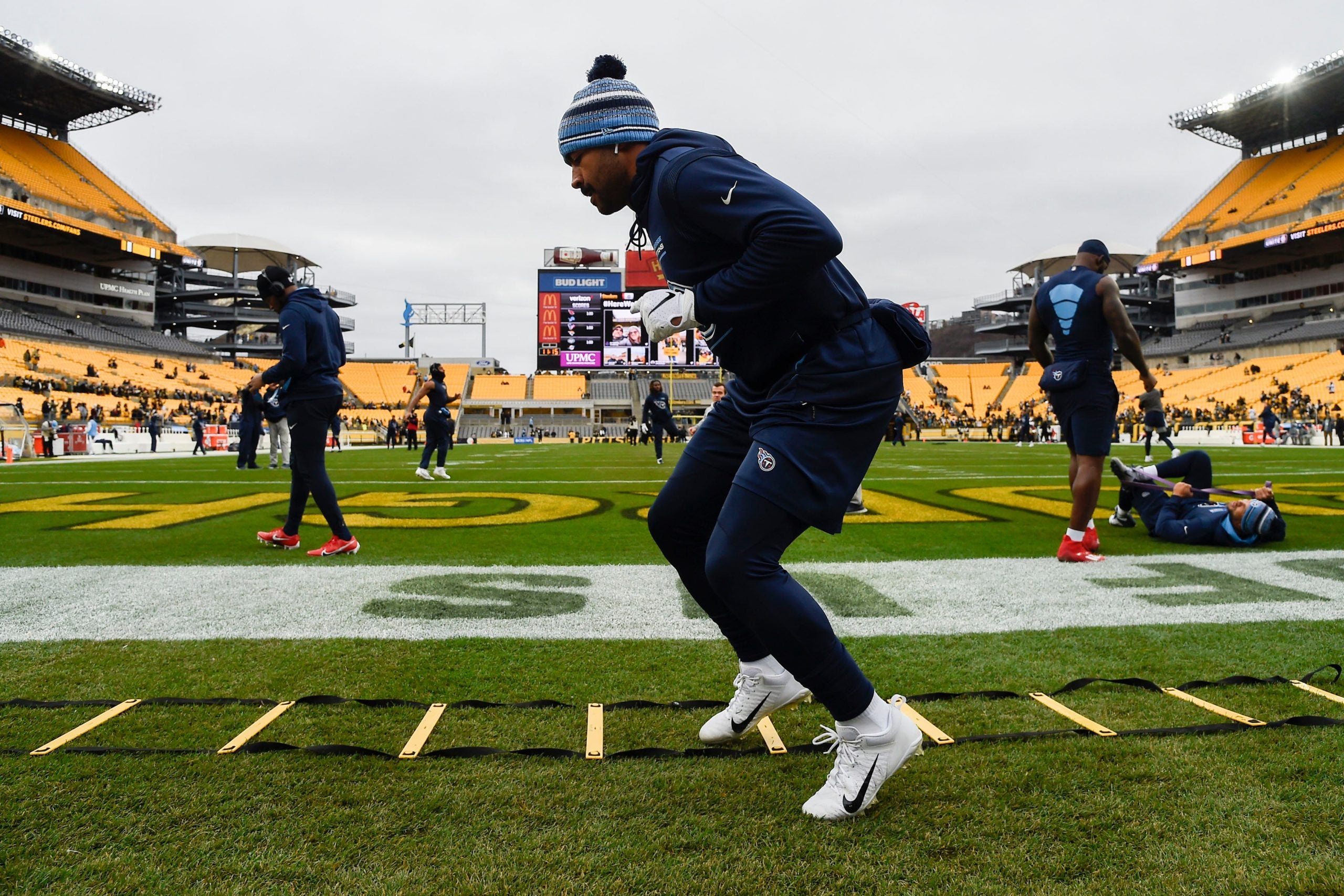 Tennessee Titans defensive back Matthias Farley (21) warms up before facing the Steelers at Heinz Field Sunday, Dec. 19, 2021 in Pittsburgh, Pa. Titans Steelers 009