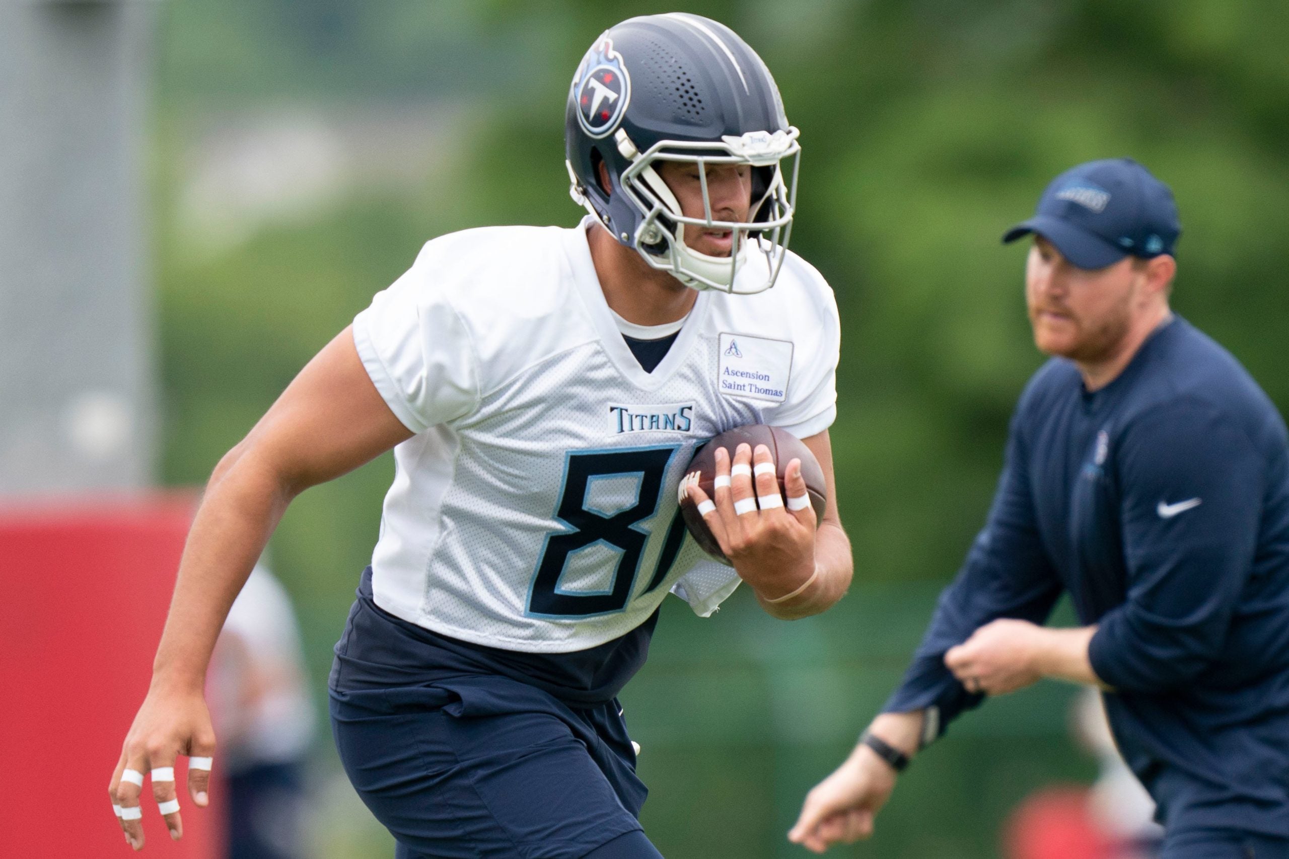 Tennessee Titans tight end Austin Hooper (81) races up the field during practice at Saint Thomas Sports Park Tuesday, May 24, 2022, in Nashville, Tenn. Nas Titans Ota 047