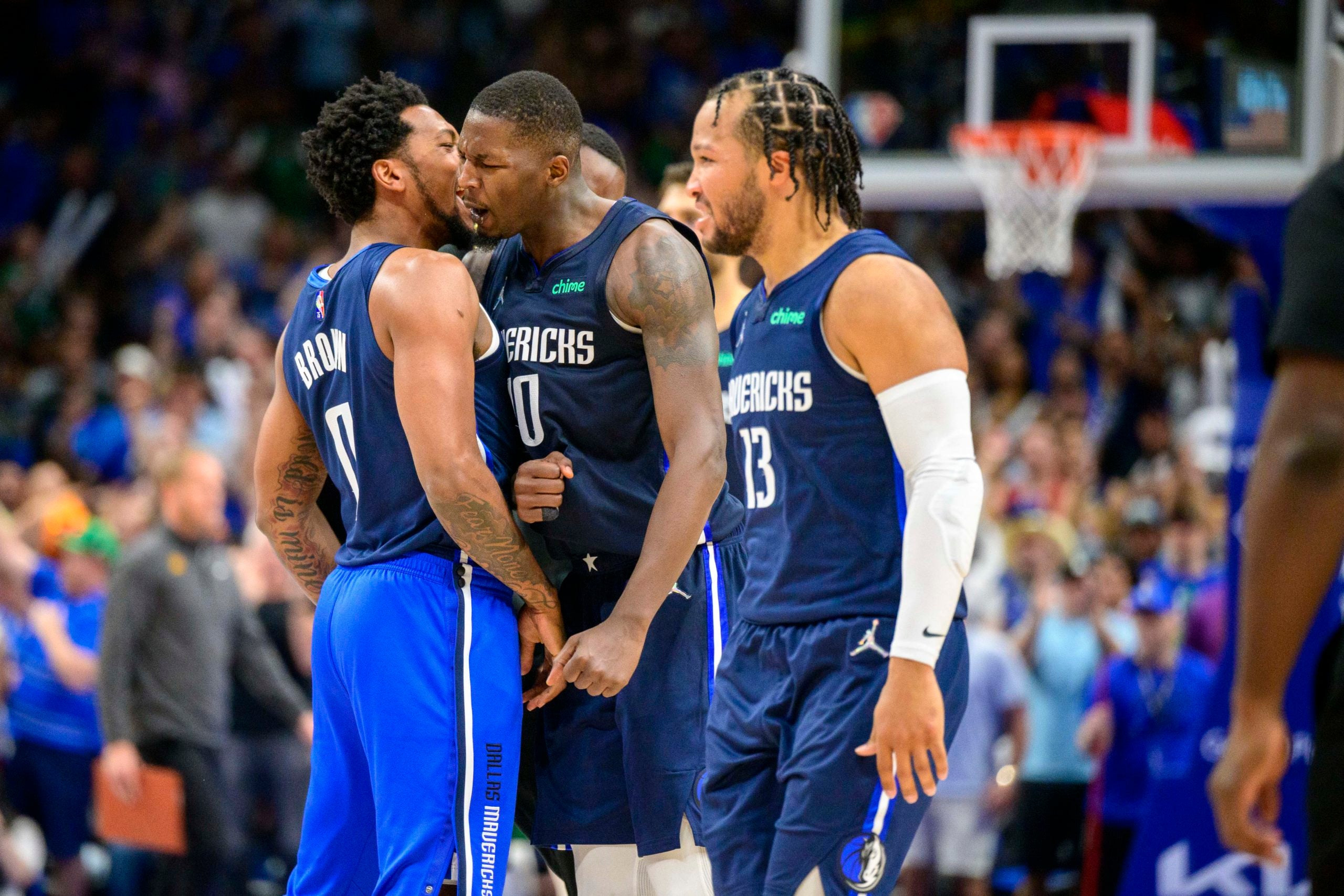 Jalen Brunson celebrates with teammates