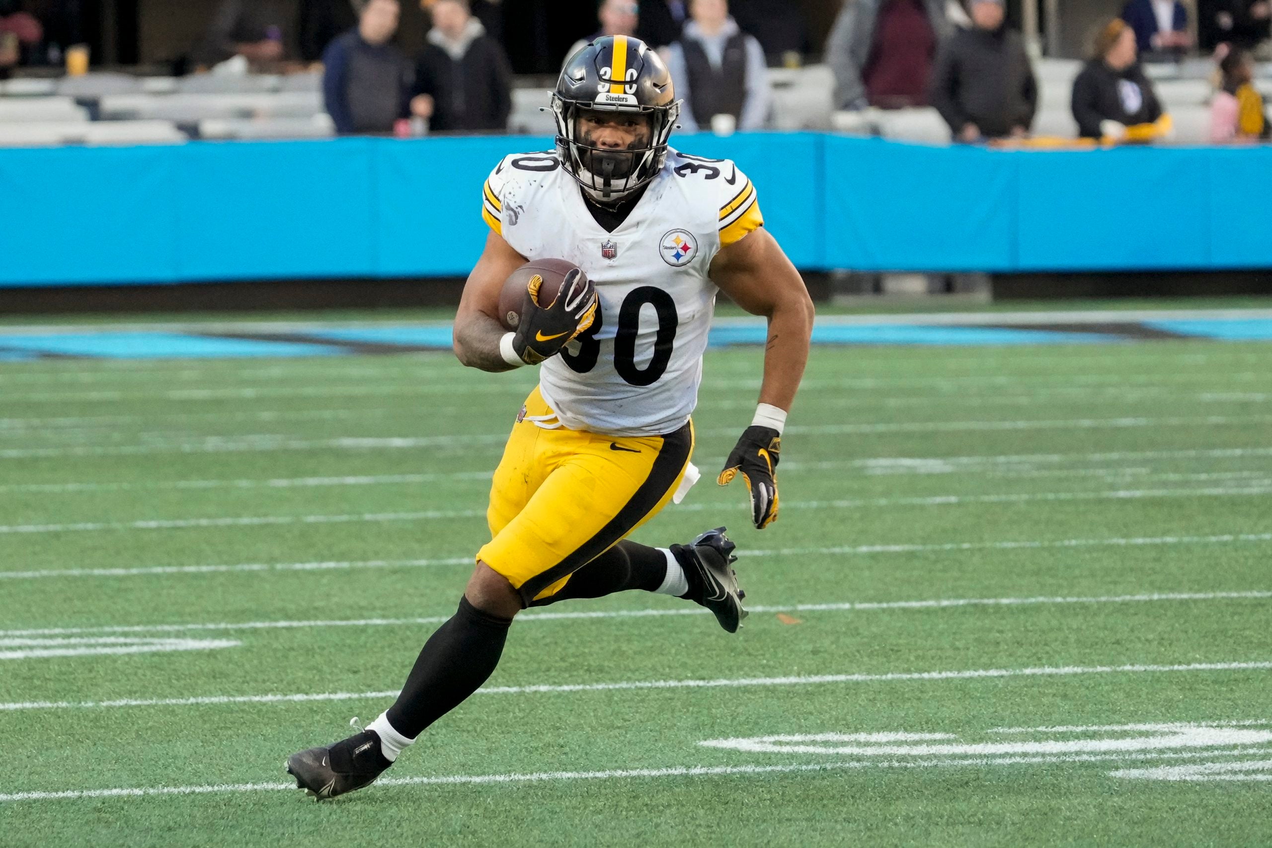 Dec 18, 2022; Charlotte, North Carolina, USA; Pittsburgh Steelers running back Jaylen Warren (30) runs around end against the Carolina Panthers during the second half at Bank of America Stadium. Mandatory Credit: Jim Dedmon-USA TODAY Sports