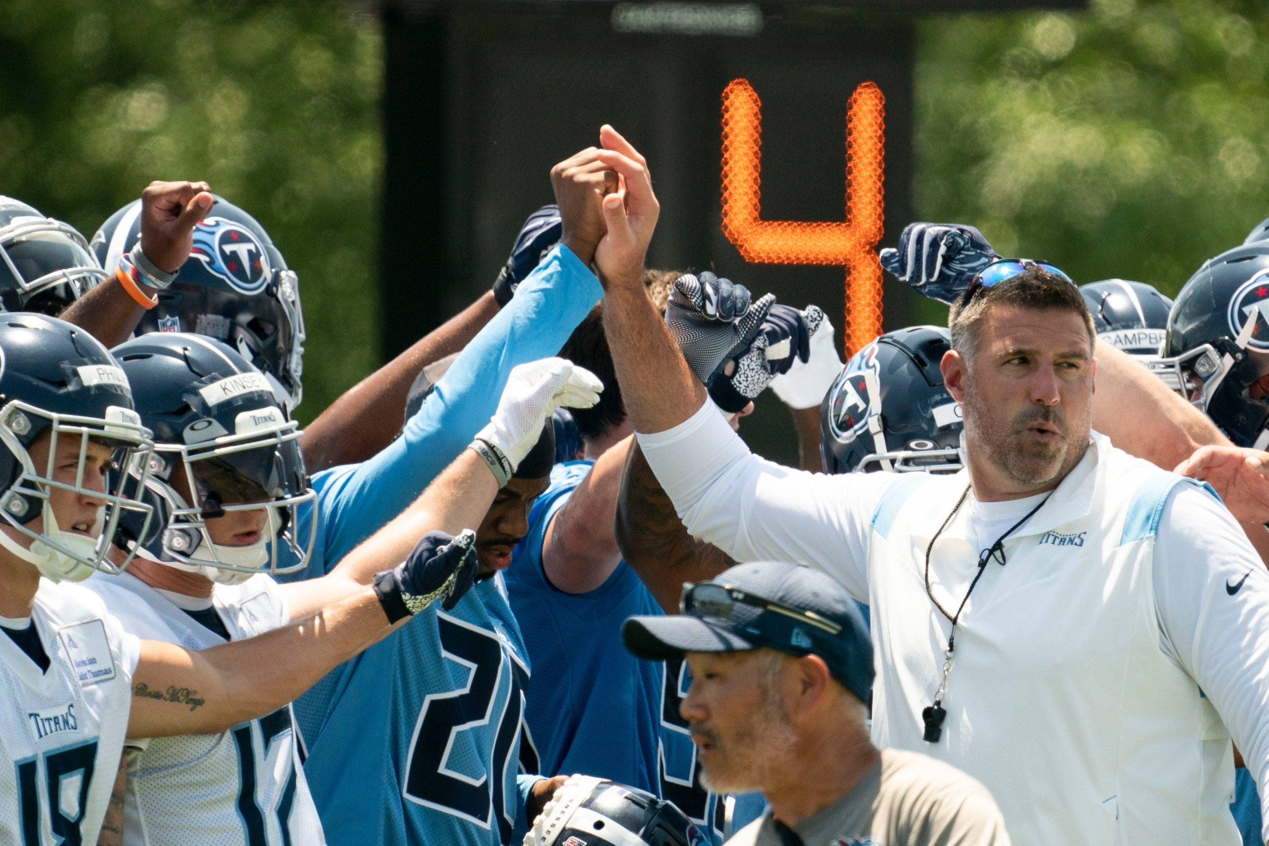 Titans head coach Mike Vrabel (right) huddles with his players during a Rookie Mini-Camp practice at Saint Thomas Sports Park Friday, May 13, 2022, in Nashville, Tenn. Nas Titans Rookies 012