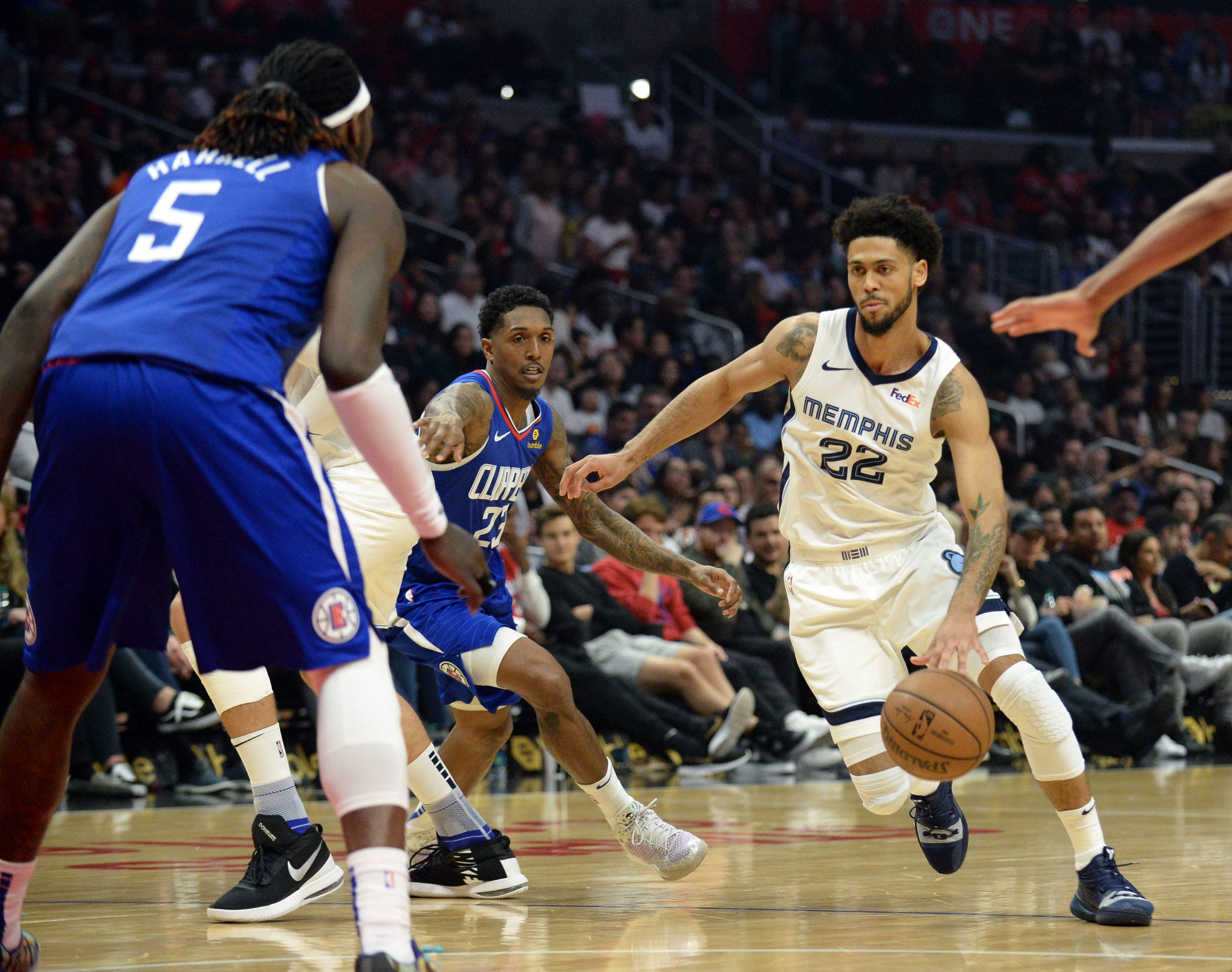 Tyler Dorsey dribbles the ball