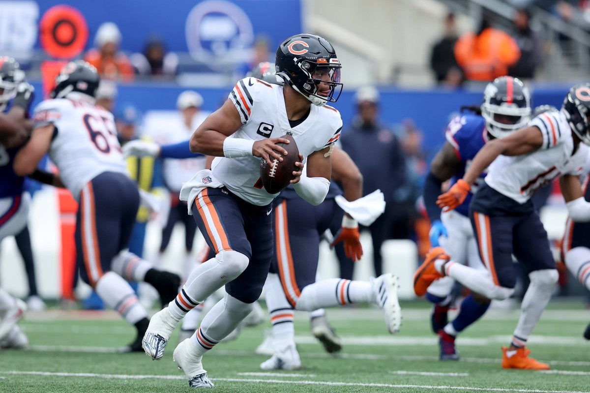 Chicago Bears QB Justin Fields stats loss passer rating completion percentage future franchise NFL Draft 2021 New York Giants Week 4 NFL football