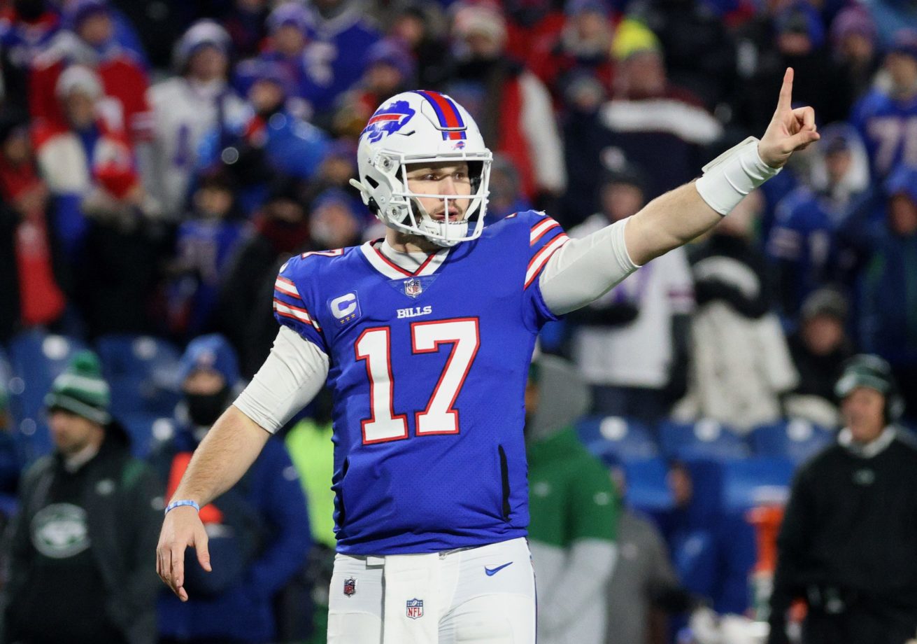 Bills quarterback Josh Allen motifs to the bench for one more play in the final seconds of the first half against the Jets. © Jamie Germano / USA TODAY NETWORK