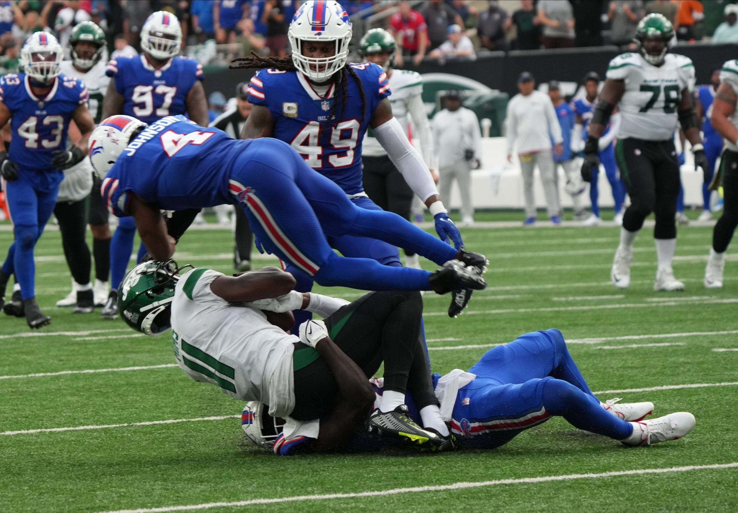 Denzel Mims of the Jets catches a first down pass deep in Buffalo territory, part of a long fourth quarter drive that set up the winning field goal for a NY Jets 20-17 win over the Buffalo Bills as the two teams met in an AFC East game played at MetLife Stadium in East Rutherford, NJ on November 6 2022. The New York Jets Host The Buffalo Bills In An Afc East Game Played At Metlife Stadium In East Rutherford Nj On November 6 2022 Syndication The Record