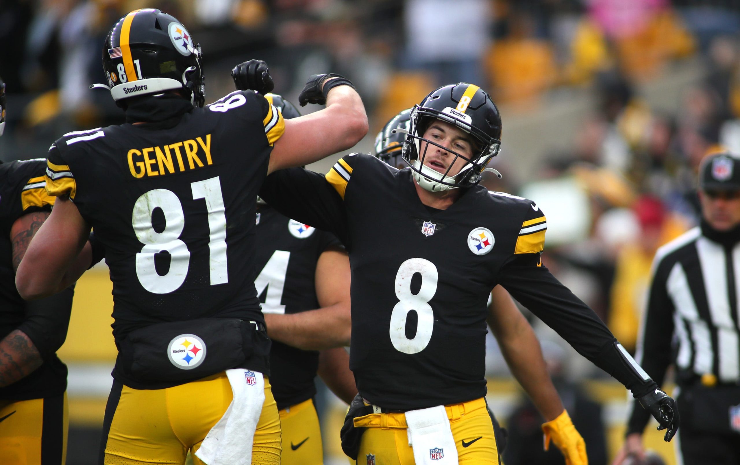Pittsburgh Steelers Kenny Pickett (8) celebrates scoring a touchdown with Zach Gentry (81) during the second half against the New Orleans Saints at Acrisure Stadium in Pittsburgh, PA on November 13, 2022. Pittsburgh Steelers Vs New Orleans Saints Week 10