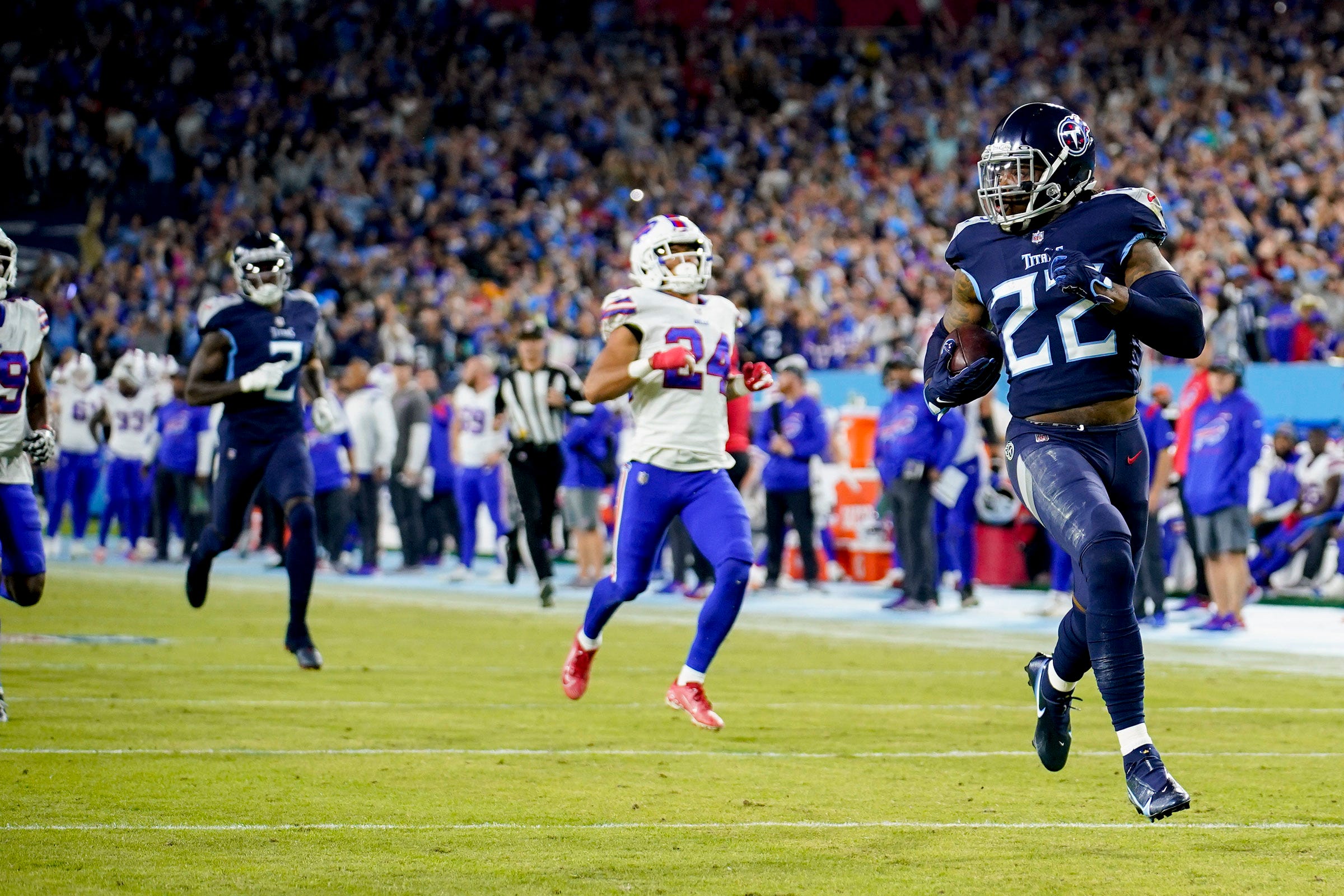 Tennessee Titans running back Derrick Henry (22) runs for a 76-yard touch down against the Bills at Nissan Stadium Monday, Oct. 18, 2021 in Nashville, Tenn. Titans Bills 096