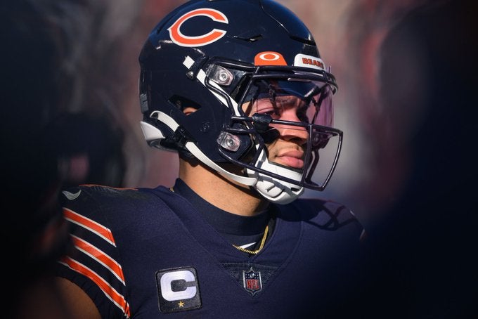 Justin Fields leader leadership Chicago Bears nfl football news Zach Wilson benched New York Jets interview Jaylon Jones rookie QB quarterback cornerback CB Green Bay packers