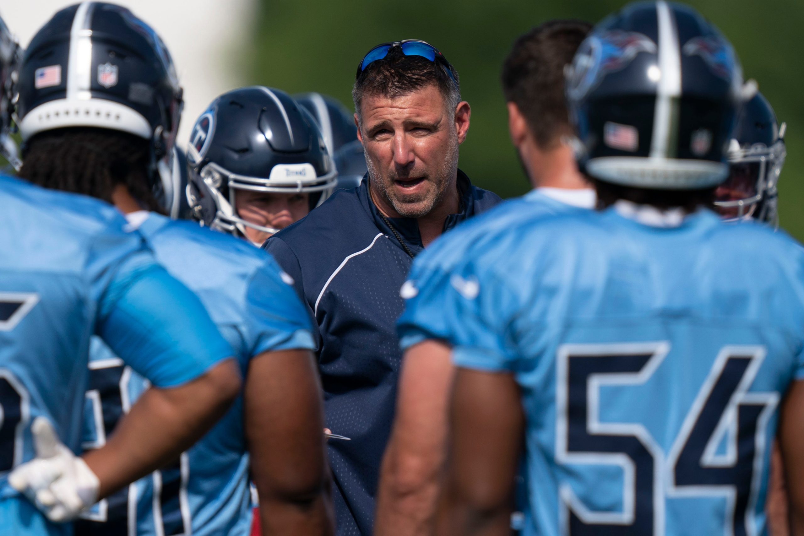 Tennessee Titans head coach Mike Vrabel talks with his players during practice at Saint Thomas Sports Park Wednesday, June 1, 2022, in Nashville, Tenn. Nas Titans Ota 015