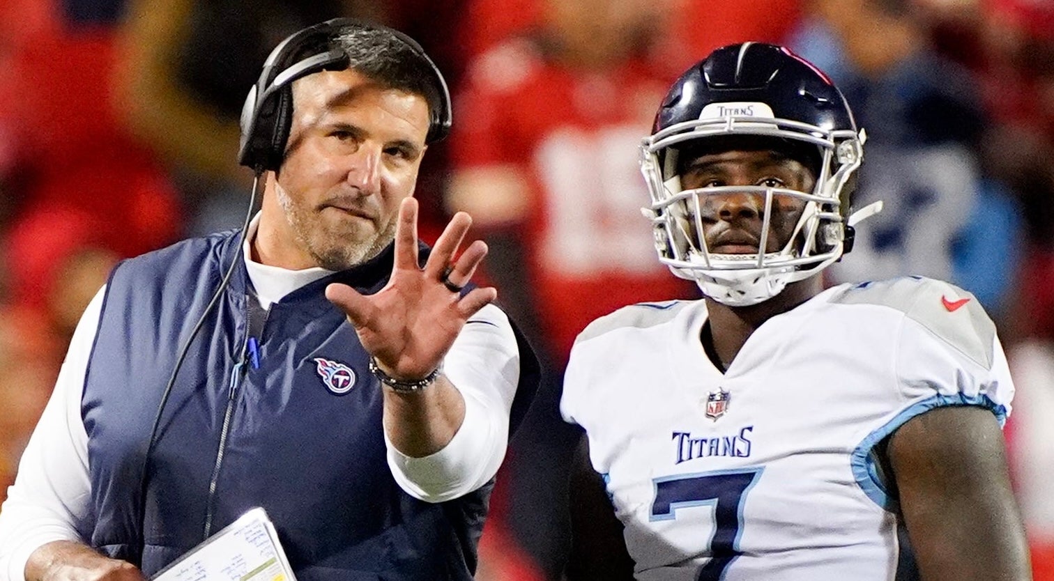Tennessee Titans head coach Mike Vrabel and quarterback Malik Willis (7) talk during the second quarter at GEHA Field at Arrowhead Stadium Sunday, Nov. 6, 2022, in Kansas City, Mo. Nfl Tennessee Titans At Kansas City Chiefs